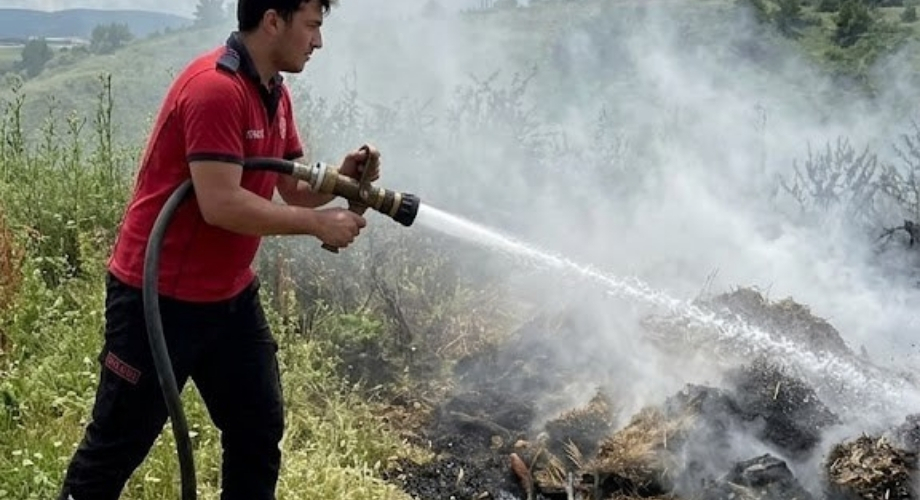 Bolu Dörtdivan’da Boş Arazide Yangın: Atık Samanlar Alev Alev Yandı