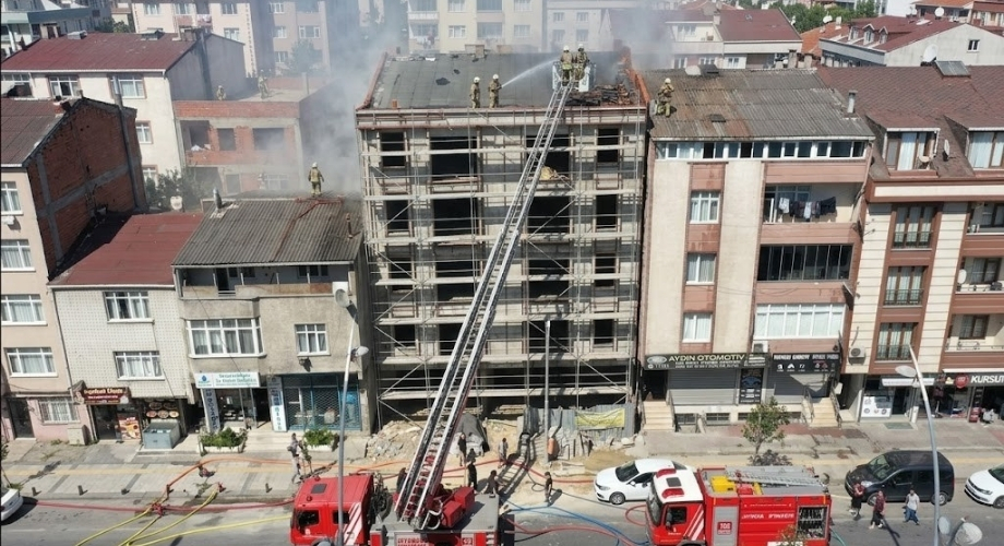 Sultangazi'de Alevler Çatıları Sardı