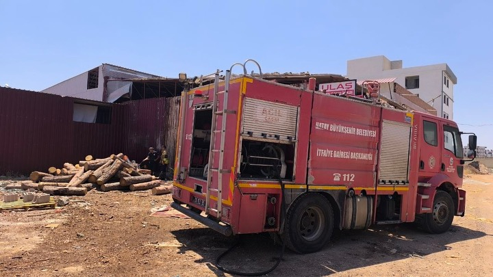 Hatay Kırıkhan’da Kereste Dükkanında Korkutan Odunluk Yangını: Ekipler Facianın Önüne Geçti