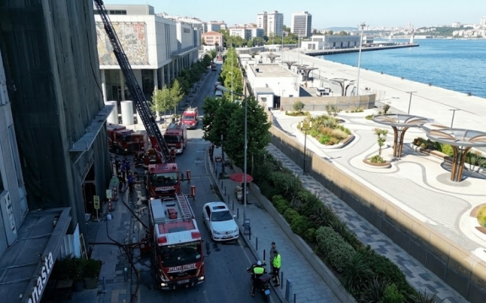 Beyoğlu’nda Korkutan Yangın: 6 Katlı Binada Kaynak Kıvılcımı Ortalığı Savaş Alanına Çevirdi