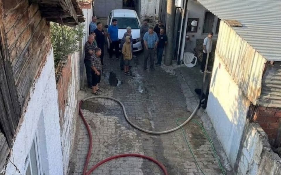 Burhaniye’de Odunluk Deposu Yangını: Ekipler Mahalleyi Facianın Eşiğinden Döndürdü