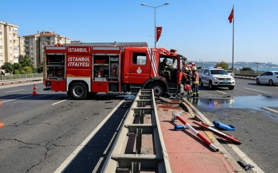 Büyükçekmece D-100’de İtfaiye Aracı Devrildi: 3 İtfaiye Eri Yaralı!
