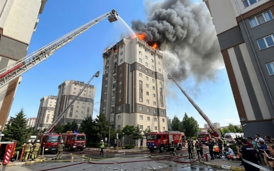 Küçükçekmece’de Yüksek Katlı Binada Yangın 19 Mahsur, 10 Yaralı!