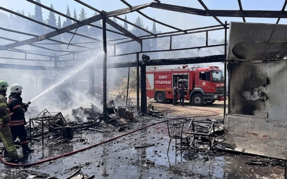 Siirt Kurtalan’da Korkutan Kafe Yangını: Ahşap Yapı Alev Alev Yandı