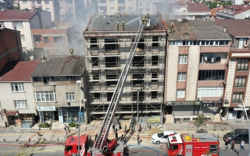 Sultangazi'de Alevler Çatıları Sardı