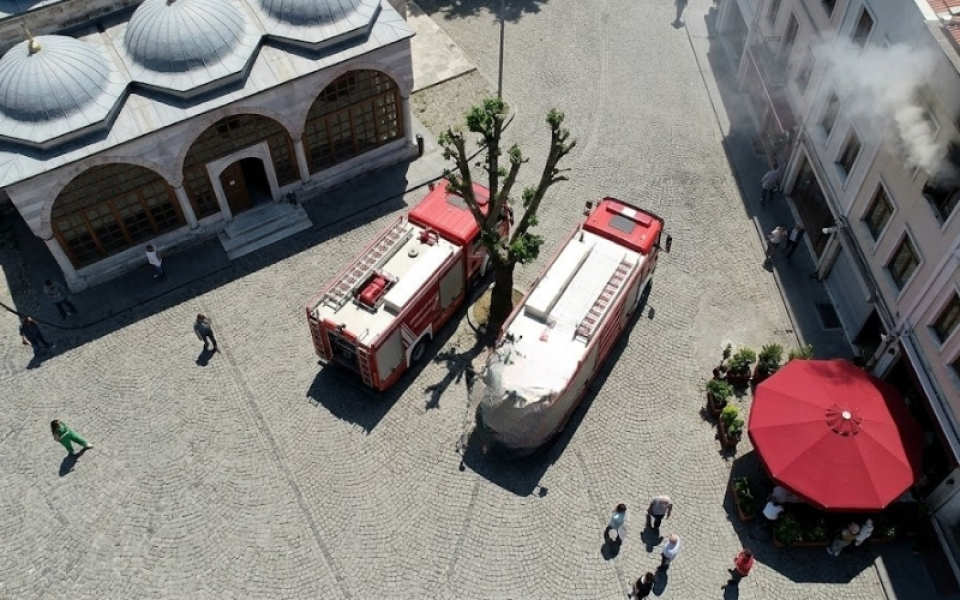Tarihi Mısır Çarşısı’nda Korkutan Yangın: Fatih’te İtfaiyenin Zamanla Yarışı